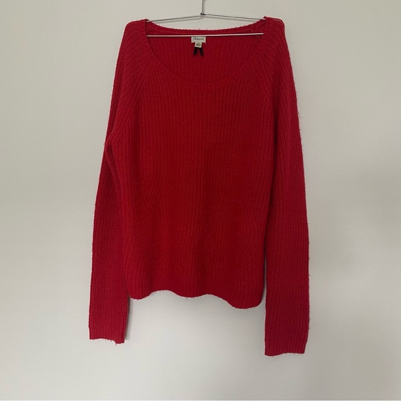 RED SWEATER - Picture 2 of 4